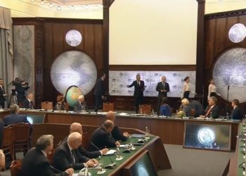 Владимир Путин вручил медаль Томскому отделению Русского географического общества за активное исследование Сибири, России и мира